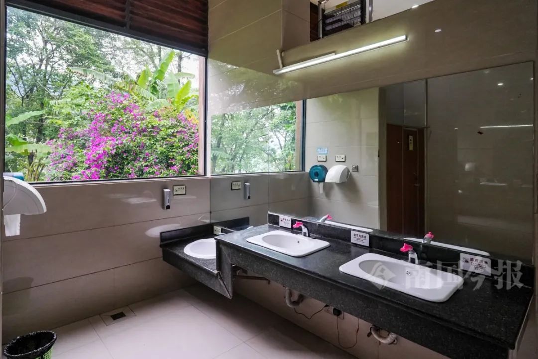 柳州公厕竟能拍出“天空之镜”!还有更多你想不到→ 柳州公厕竟能拍出“天空之镜”!还有更多你想不到→