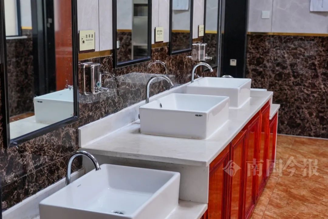 柳州公厕竟能拍出“天空之镜”!还有更多你想不到→ 柳州公厕竟能拍出“天空之镜”!还有更多你想不到→