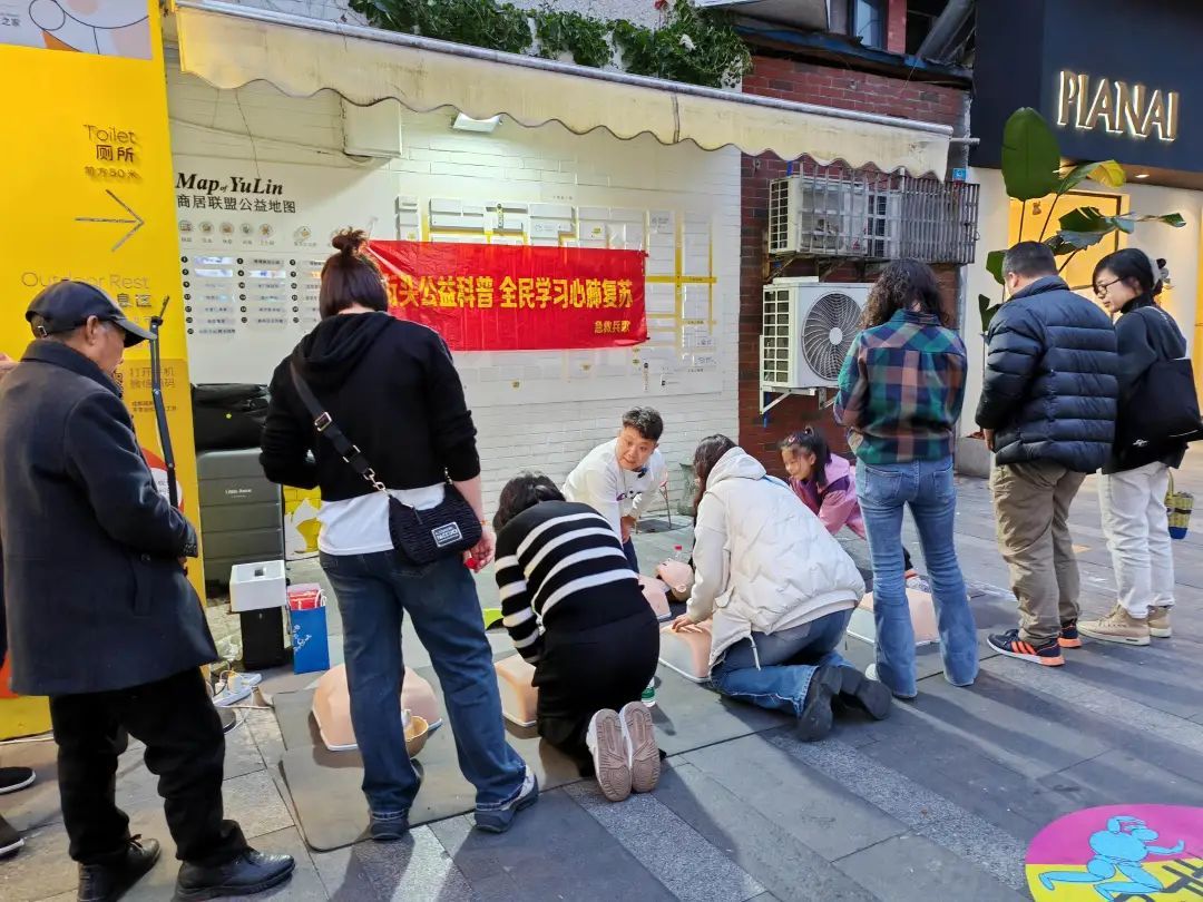街头“急救小摊”，教会2000余人“救命神技”