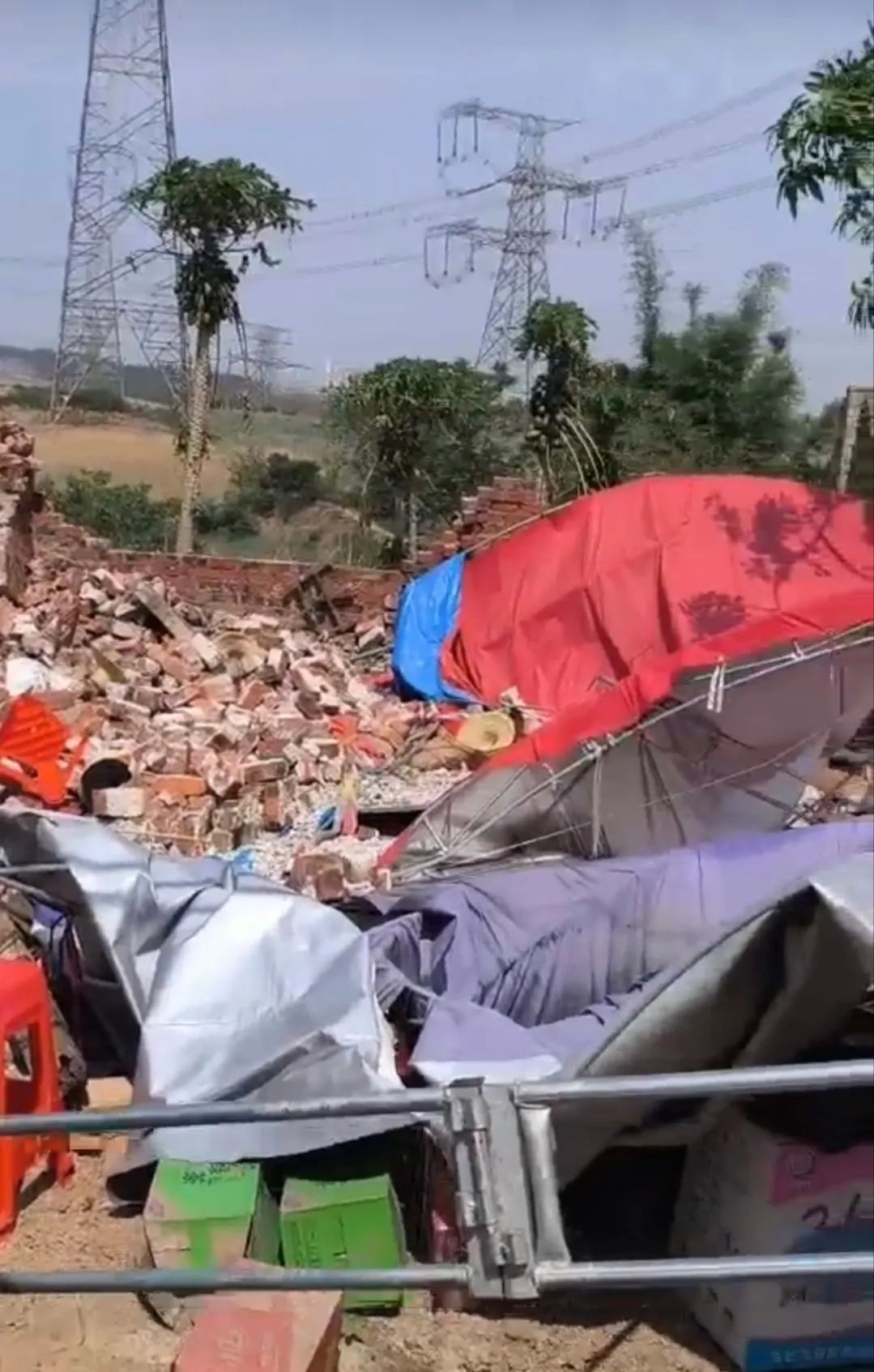 广西百色一场葬礼突遇狂风暴雨，3人确认死亡