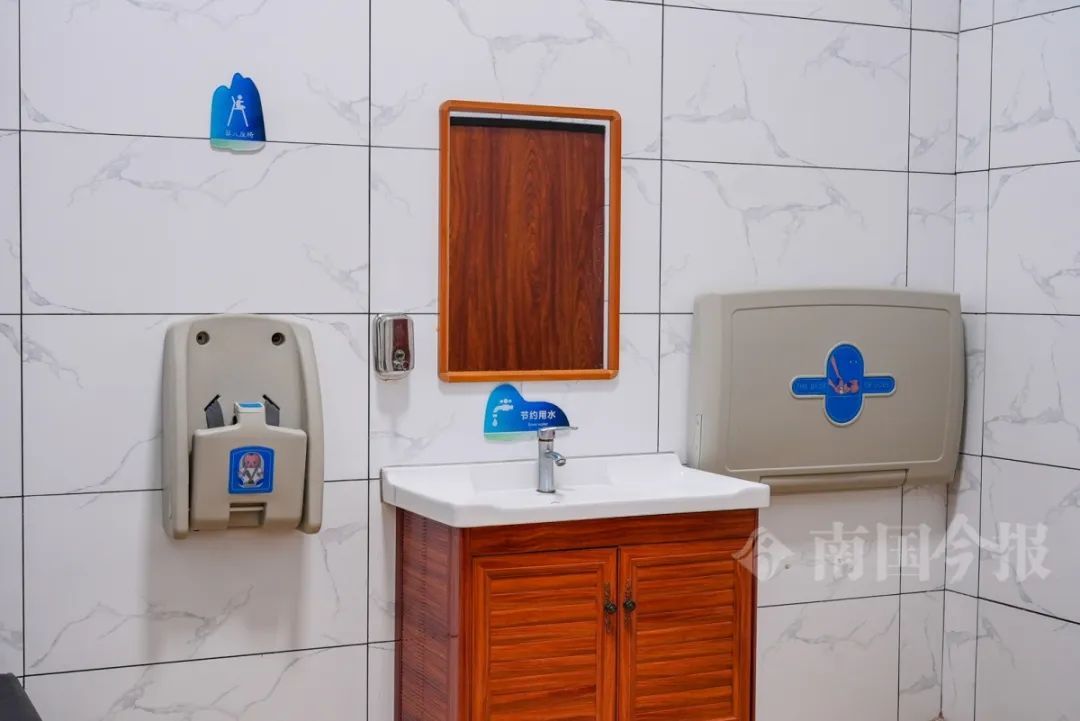 柳州公厕竟能拍出“天空之镜”!还有更多你想不到→ 柳州公厕竟能拍出“天空之镜”!还有更多你想不到→