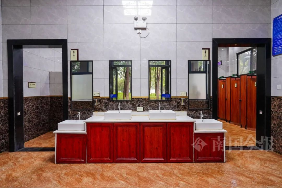 柳州公厕竟能拍出“天空之镜”!还有更多你想不到→ 柳州公厕竟能拍出“天空之镜”!还有更多你想不到→