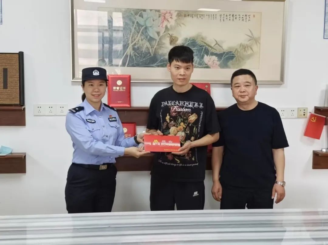 看到这条短信，常州外卖小哥果断报警……