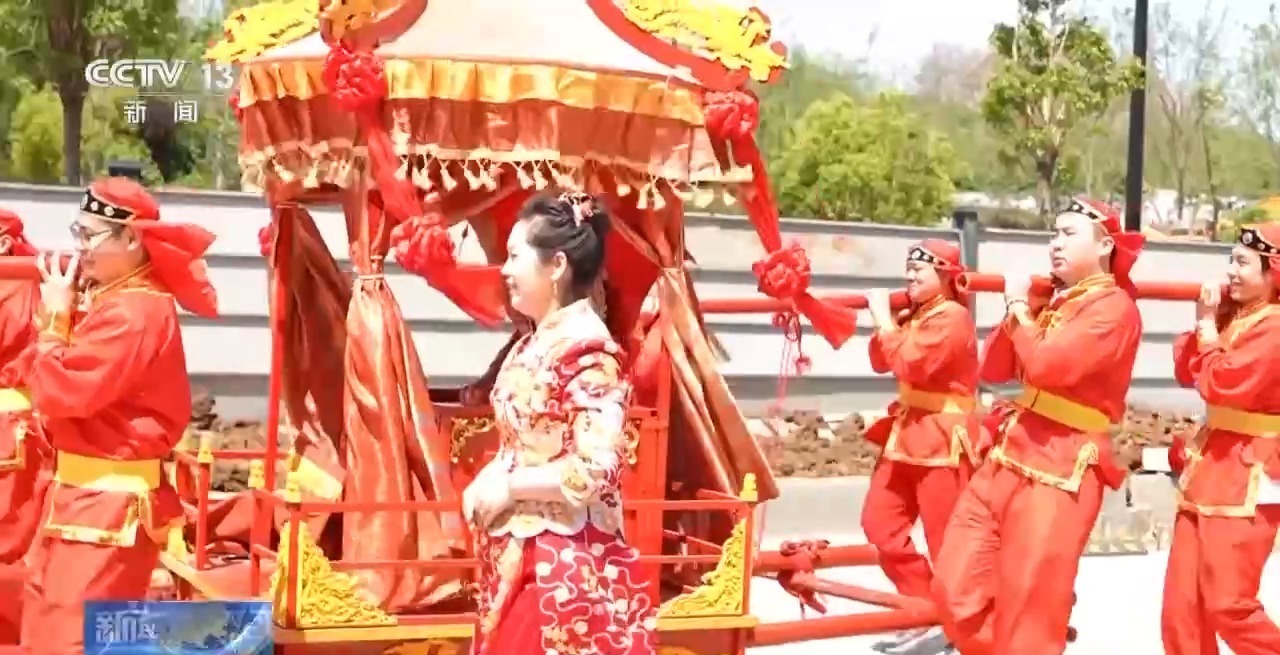 旅游中转地→“流量驿站” 高速服务区上演“变形记”