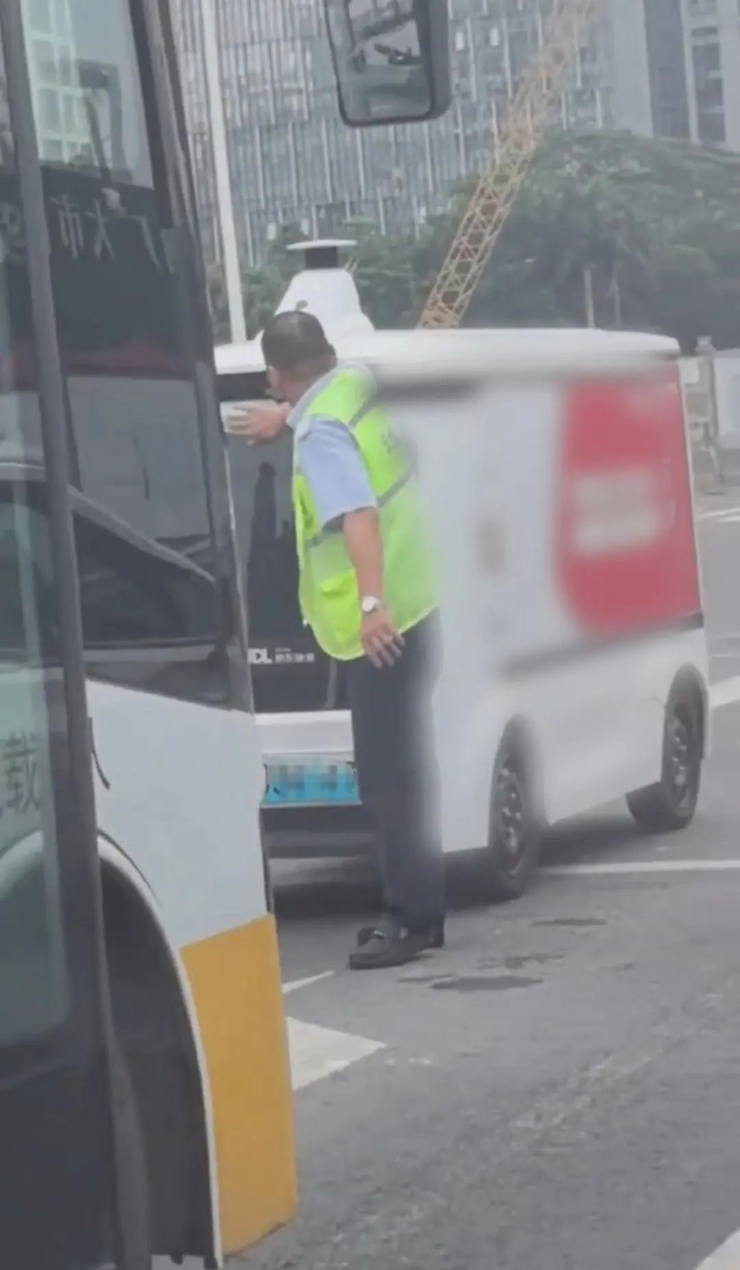 深圳无人快递车与公交车“顶牛”，多方回应→