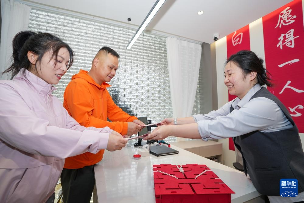 江苏南京：婚姻登记进公园 甜蜜记忆驻心田