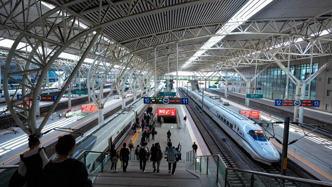 网友留言：“小编，南京站站名是不是多了一横？”