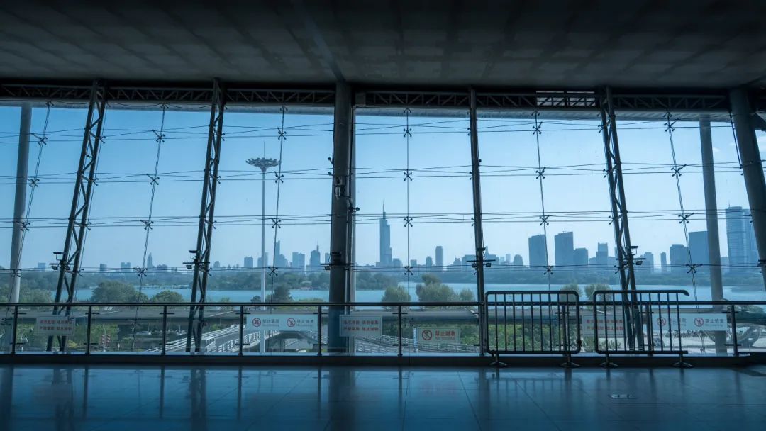 网友留言：“小编，南京站站名是不是多了一横？”