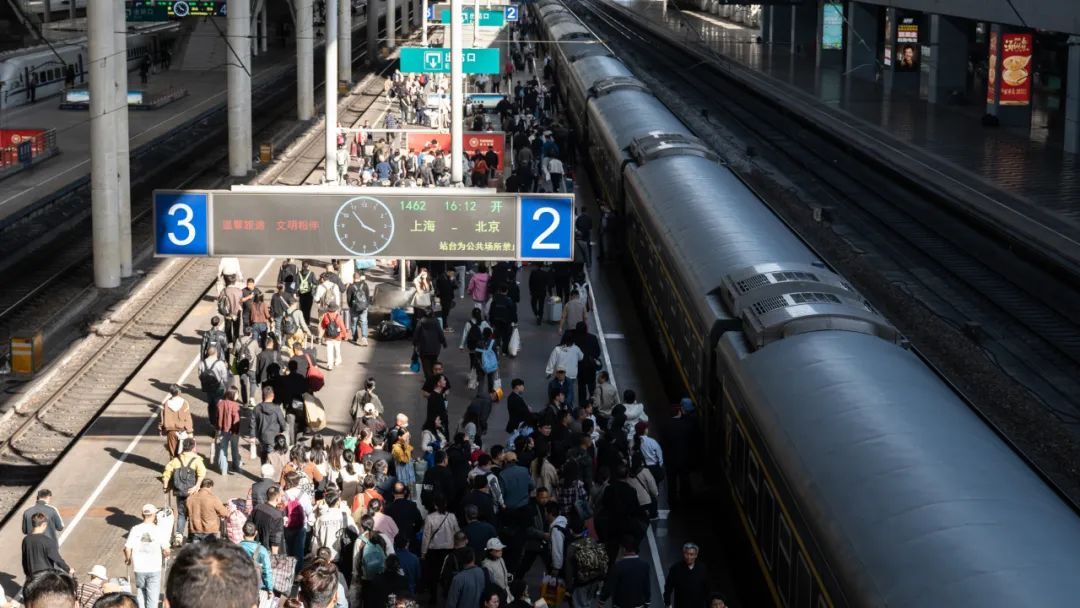 网友留言：“小编，南京站站名是不是多了一横？”