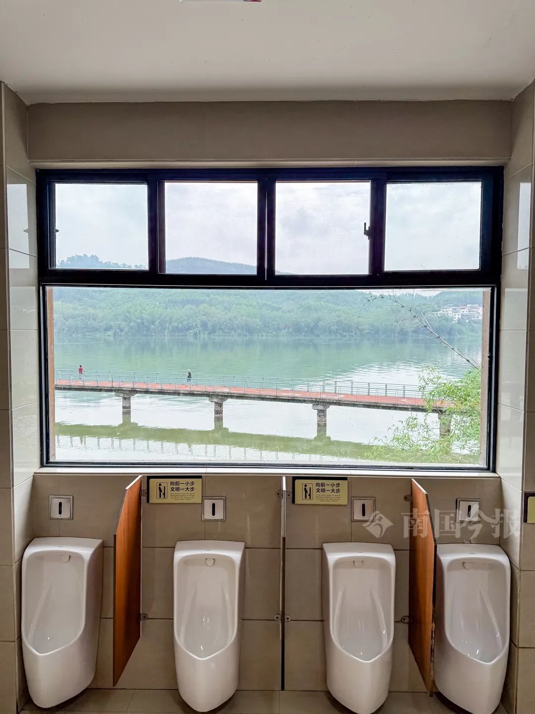 柳州公厕竟能拍出“天空之镜”!还有更多你想不到→ 柳州公厕竟能拍出“天空之镜”!还有更多你想不到→