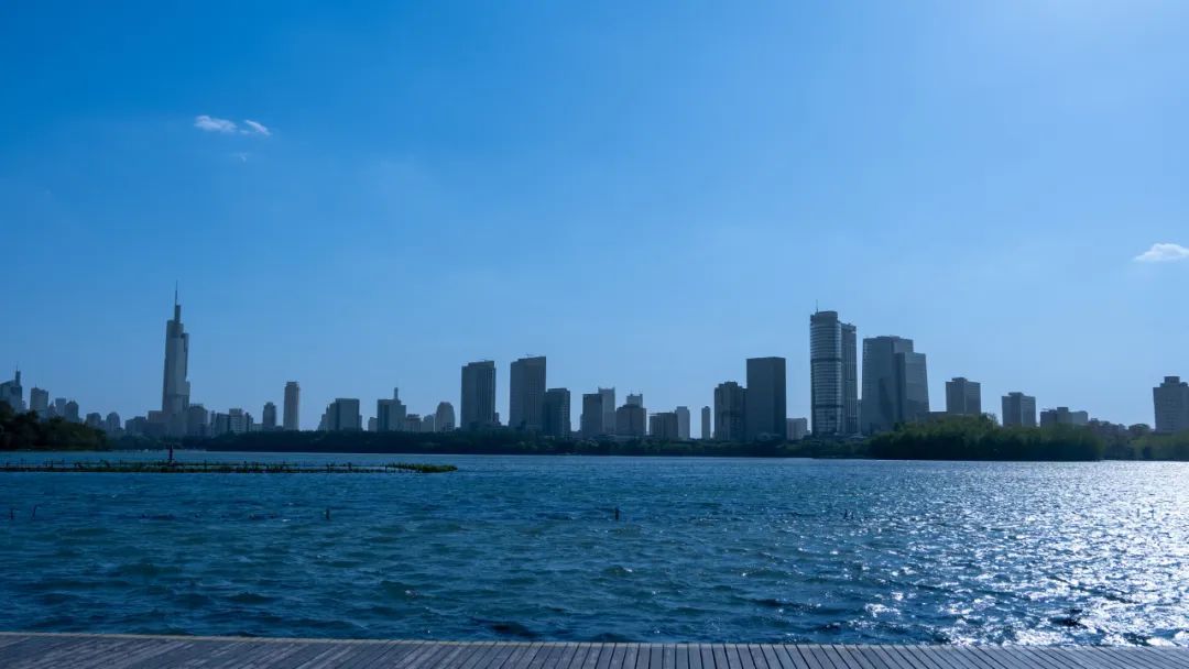 网友留言：“小编，南京站站名是不是多了一横？”