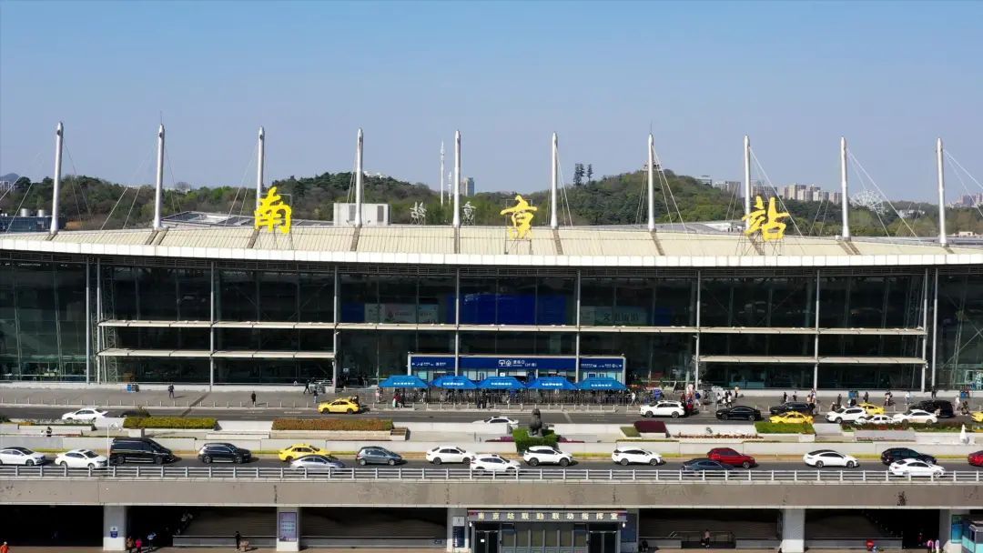 网友留言：“小编，南京站站名是不是多了一横？”