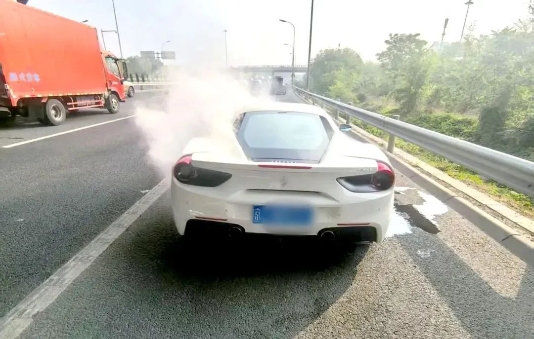北京一超跑行驶中突冒白烟，夏季爱车“发火”这么救
