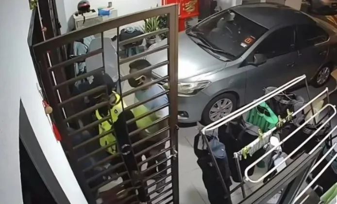 假警察,真抢劫!马来西亚五名假警察凌晨“搜查”顺走金饰现金 假警察,真抢劫!马来西亚五名假警察凌晨“搜查”顺走金饰现金