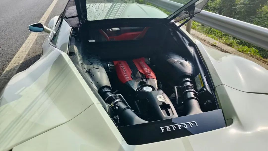 北京一超跑行驶中突冒白烟，夏季爱车“发火”这么救