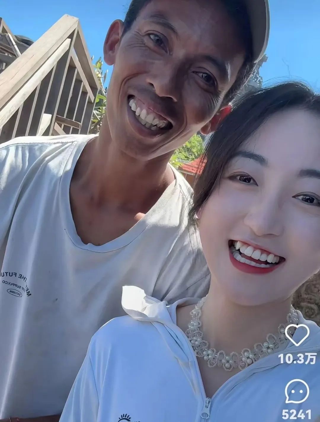 中国游客巴厘岛手机被猴子抢走，奔向几乎90度的悬崖下方，意外收获“猴哥vlog”