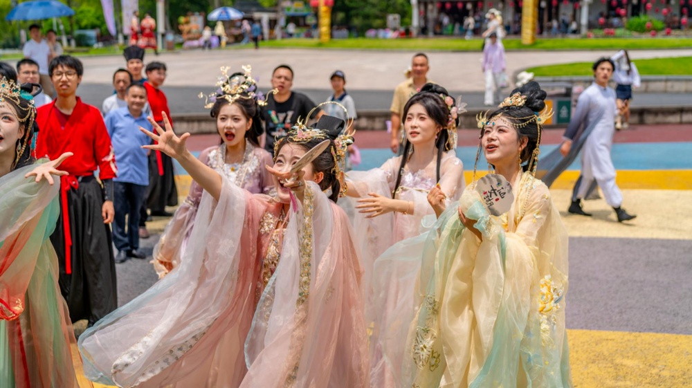 哪个景区这么“出片”啊?还能遇见“欢天喜地七仙女”? 哪个景区这么“出片”啊?还能遇见“欢天喜地七仙女”?