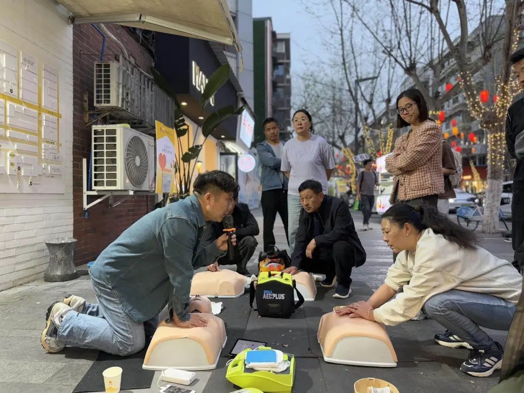 街头“急救小摊”，教会2000余人“救命神技”