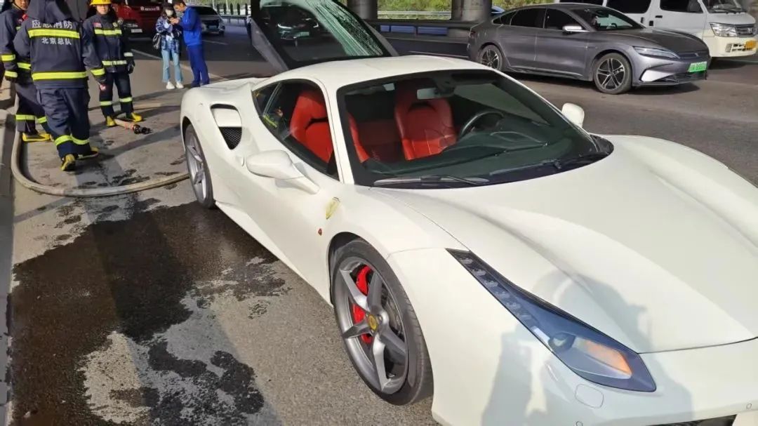 北京一超跑行驶中突冒白烟，夏季爱车“发火”这么救