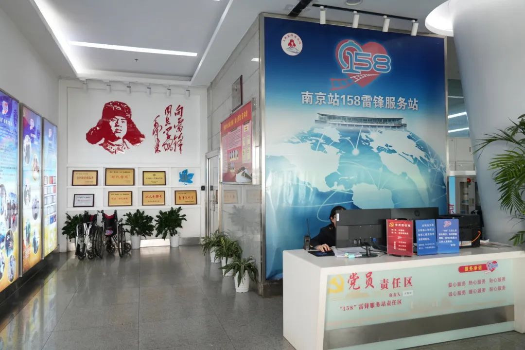 网友留言：“小编，南京站站名是不是多了一横？”