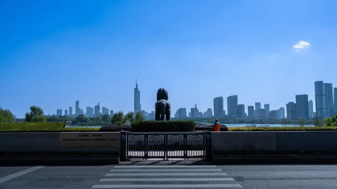 网友留言：“小编，南京站站名是不是多了一横？”