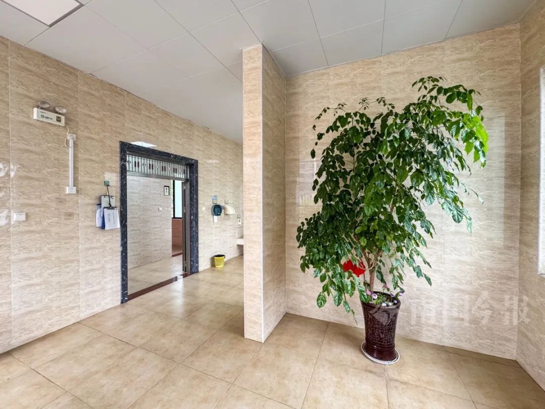 柳州公厕竟能拍出“天空之镜”!还有更多你想不到→ 柳州公厕竟能拍出“天空之镜”!还有更多你想不到→