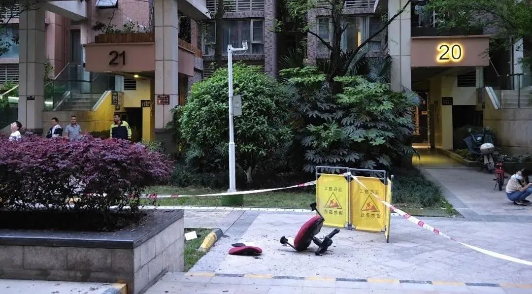 男子与女友吵架，竟从16楼扔下电竞椅