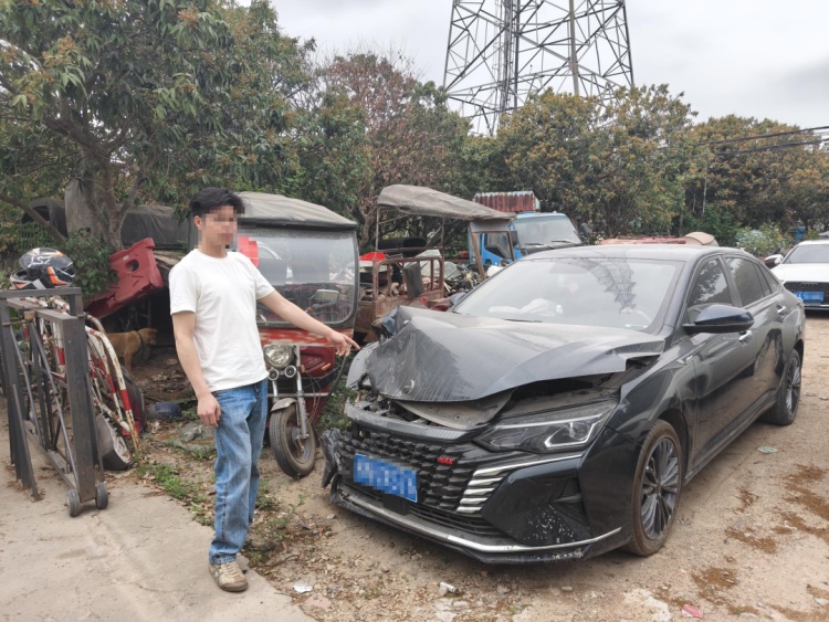 撞坏两辆车后直接开溜？结局太解气！