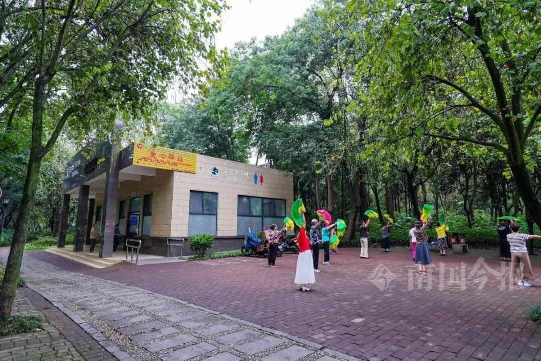 柳州公厕竟能拍出“天空之镜”!还有更多你想不到→ 柳州公厕竟能拍出“天空之镜”!还有更多你想不到→