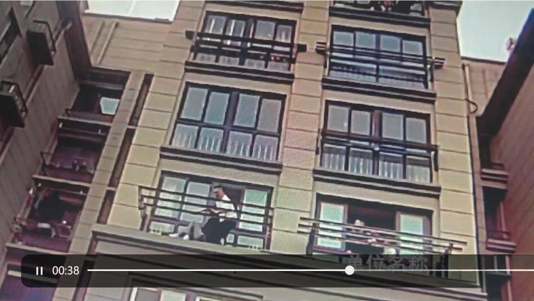 男子悬挂阳台命悬一线  退役军人跨阳台“飞身”救人