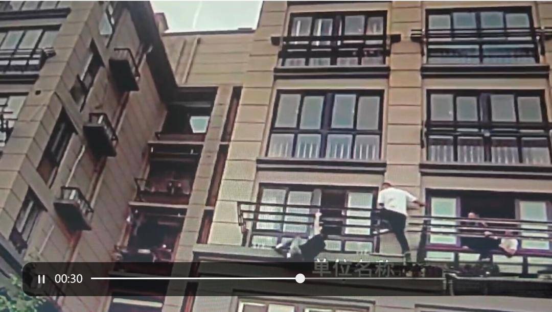 男子悬挂阳台命悬一线  退役军人跨阳台“飞身”救人