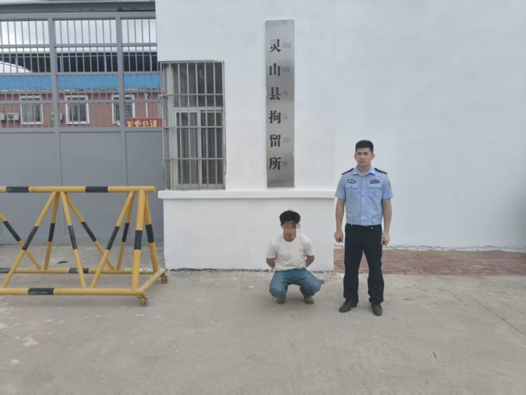 撞坏两辆车后直接开溜？结局太解气！