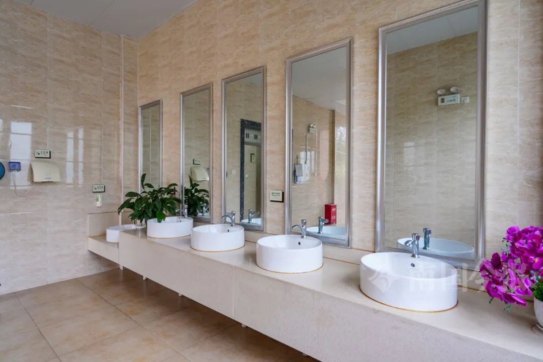 柳州公厕竟能拍出“天空之镜”!还有更多你想不到→ 柳州公厕竟能拍出“天空之镜”!还有更多你想不到→