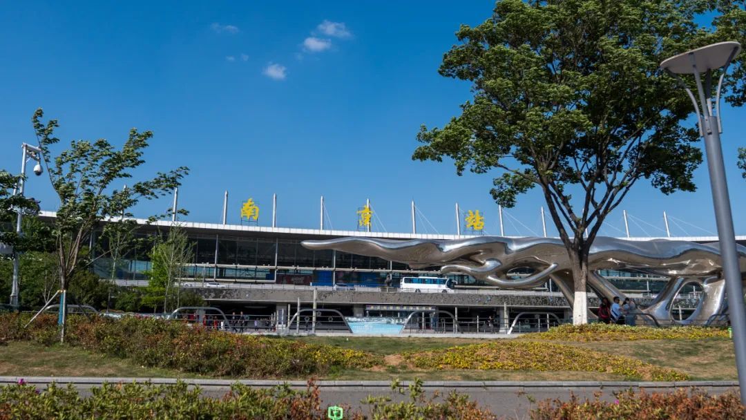 网友留言：“小编，南京站站名是不是多了一横？”