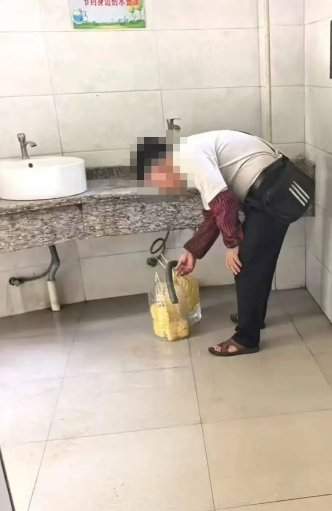 “爱吃菠萝的人天塌了”，看完真的不敢吃了……