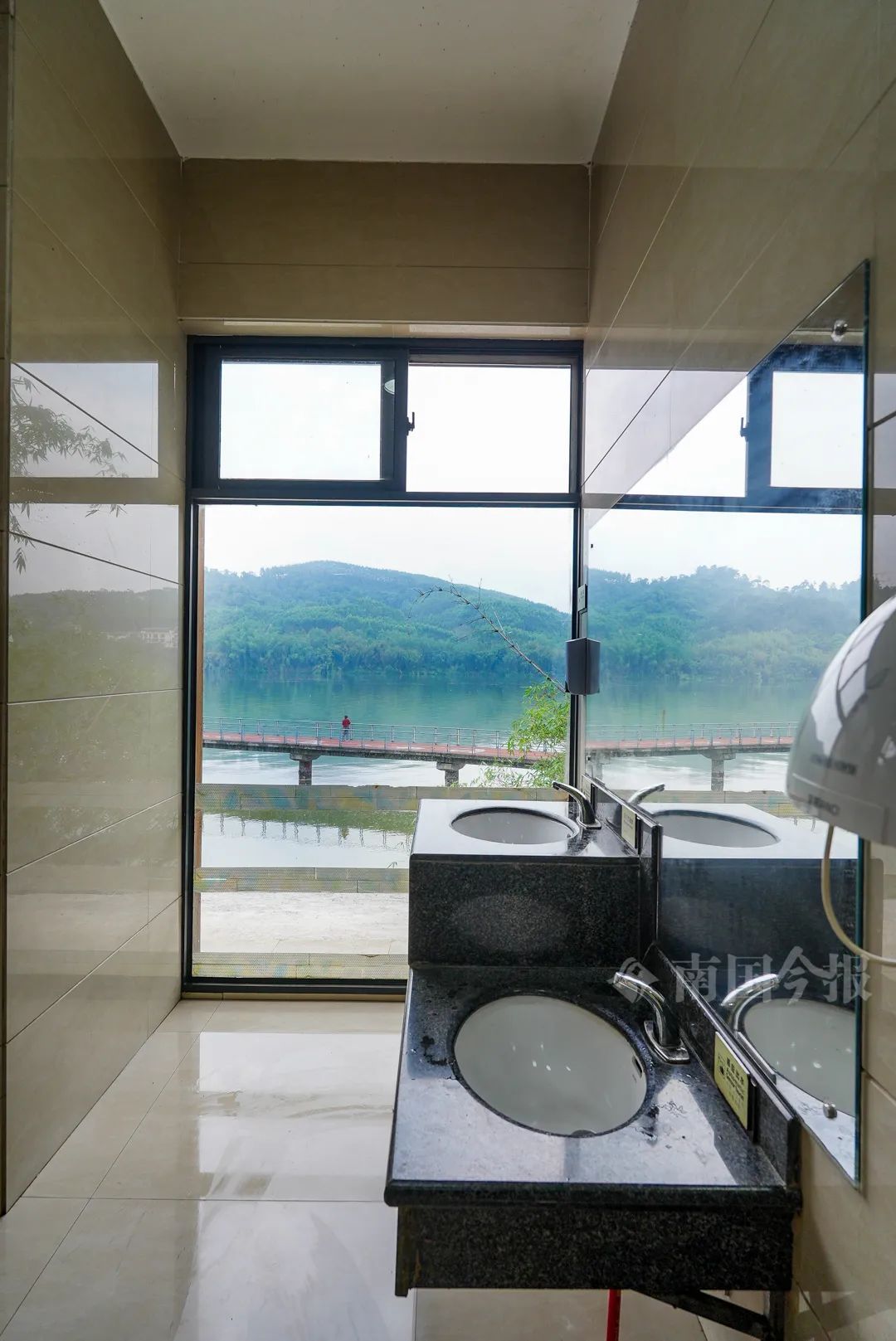 柳州公厕竟能拍出“天空之镜”!还有更多你想不到→ 柳州公厕竟能拍出“天空之镜”!还有更多你想不到→