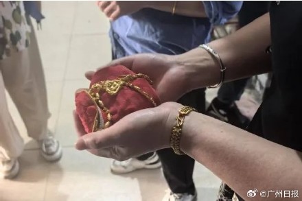 夫妻把5万元金器藏消防4件套被误丢  警民翻找3小时完璧归赵