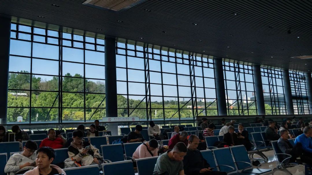 网友留言：“小编，南京站站名是不是多了一横？”