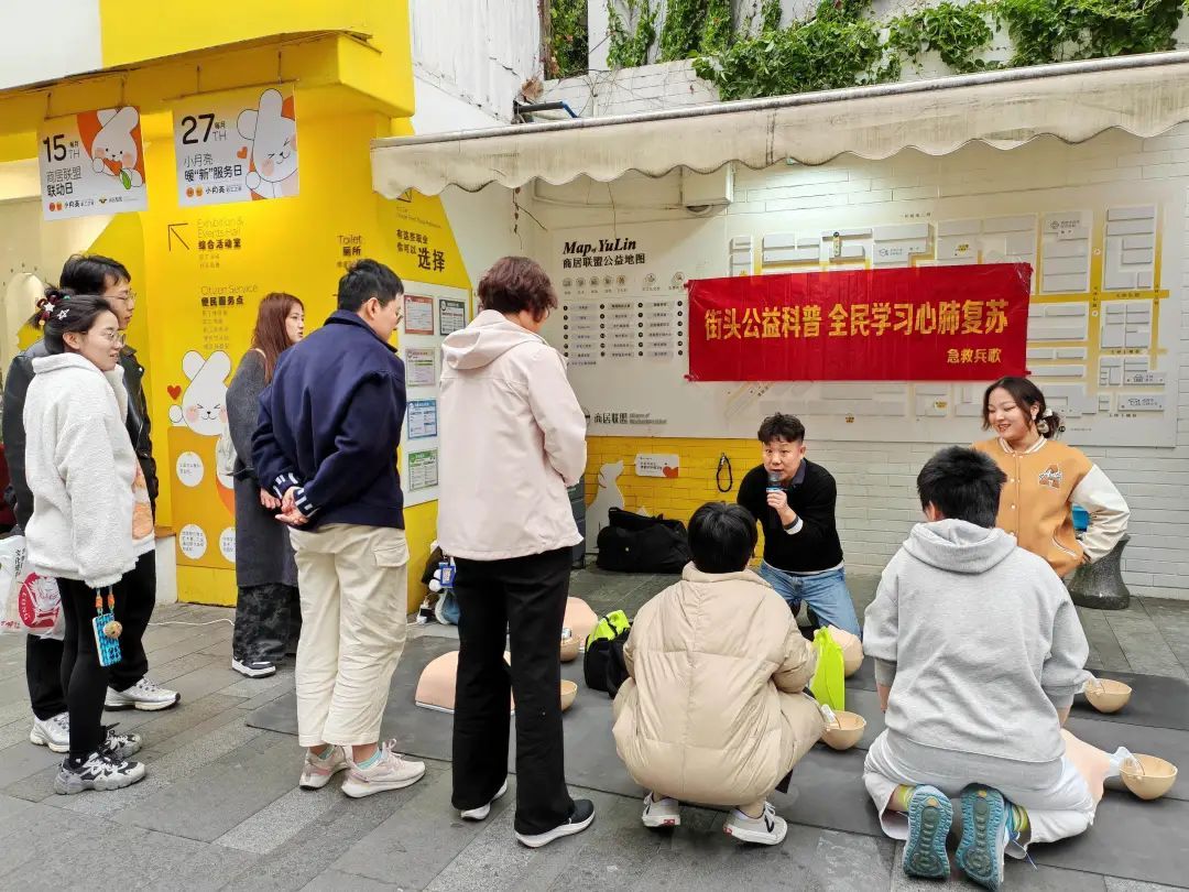 街头“急救小摊”，教会2000余人“救命神技”