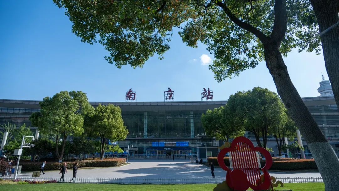 网友留言：“小编，南京站站名是不是多了一横？”