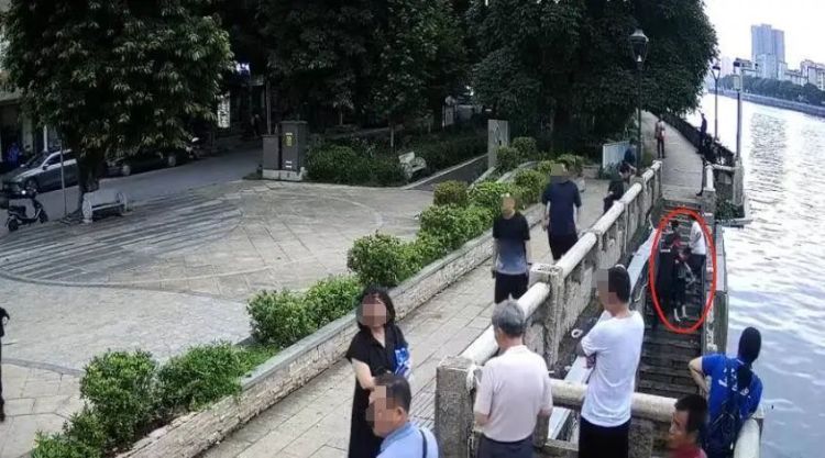 男子用鱼线精准钩住老人裤腿，救起七旬落水阿婆
