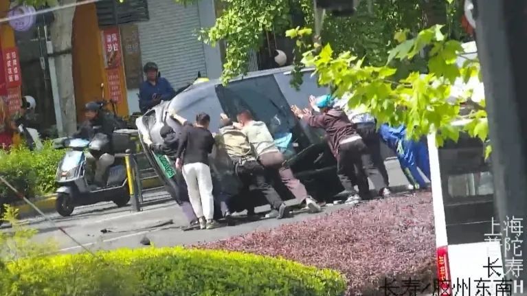 事发上海闹市区!“砰”的一声,轿车被撞侧翻,80岁老人被困车内,民警群众紧急出手… 事发上海闹市区!“砰”的一声,轿车被撞侧翻,80岁老人被困车内,民警群众紧急出手…