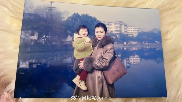 吴艳妮罕见晒儿时照片，祝妈妈母亲节快乐，称从不会焦虑和自卑