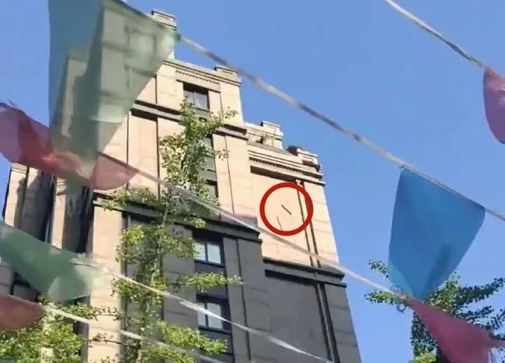 上海一男子为图方便将木材从11楼扔下，被警方采取刑事强制措施