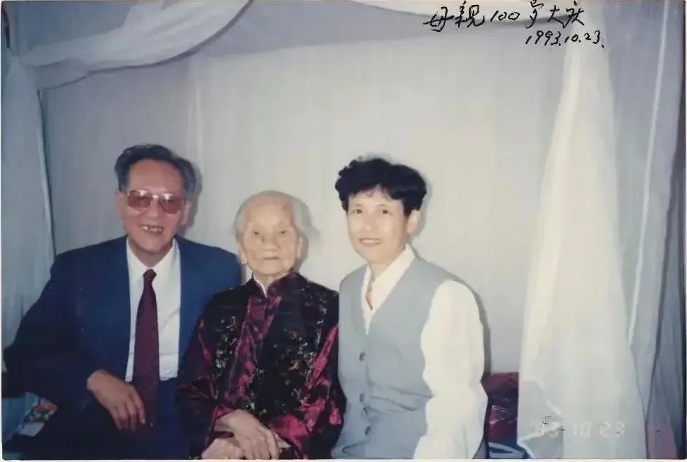 “母亲这句话传到我耳朵里，我哭了”