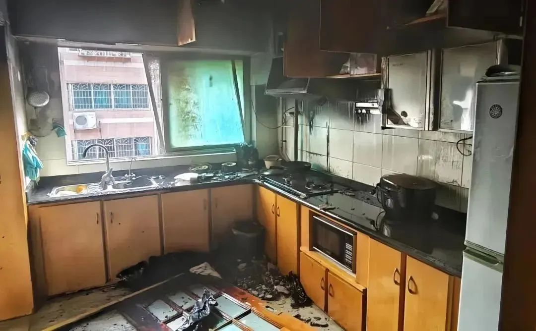 厨房用火不离人，是底线！