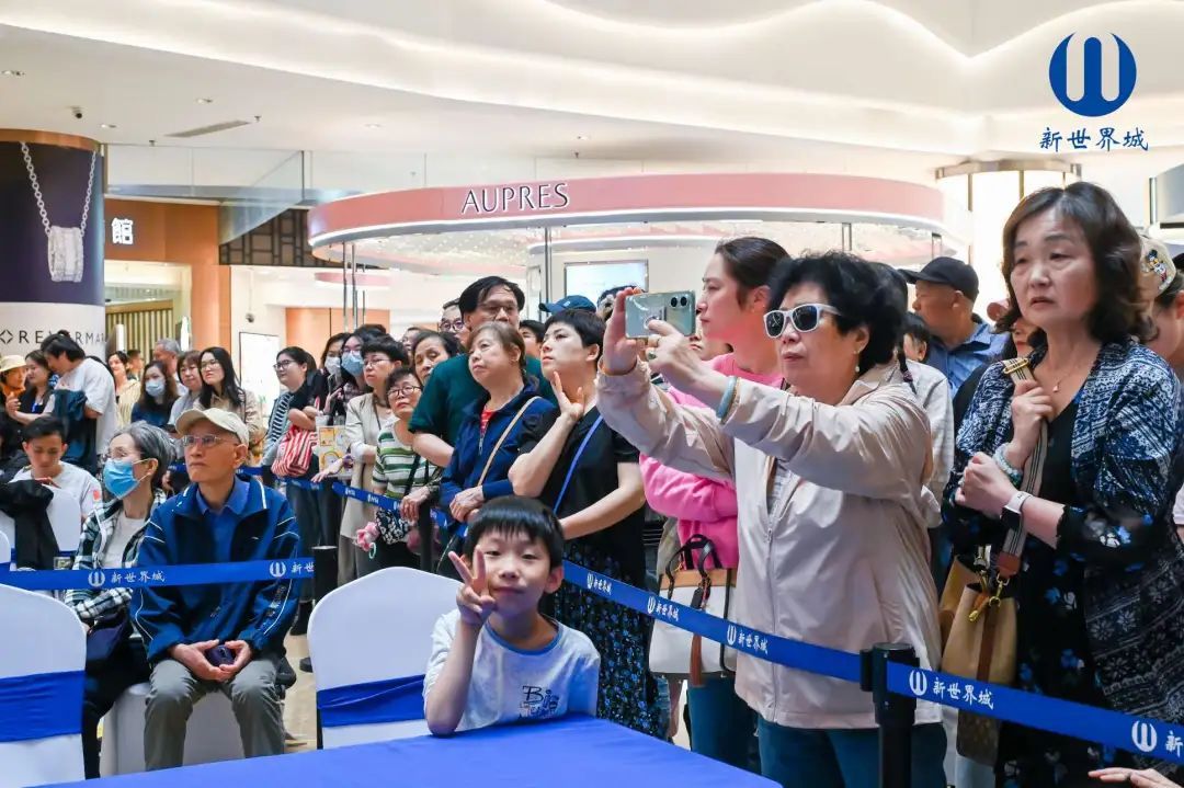 “上海还是太超前了！”市中心惊现20条美人鱼