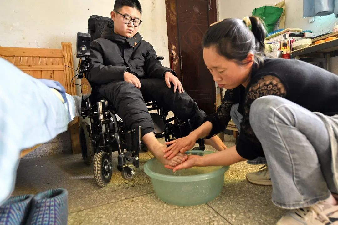 “决不放弃”！两个儿子得罕见病，90后重庆妈妈“死磕”到底！