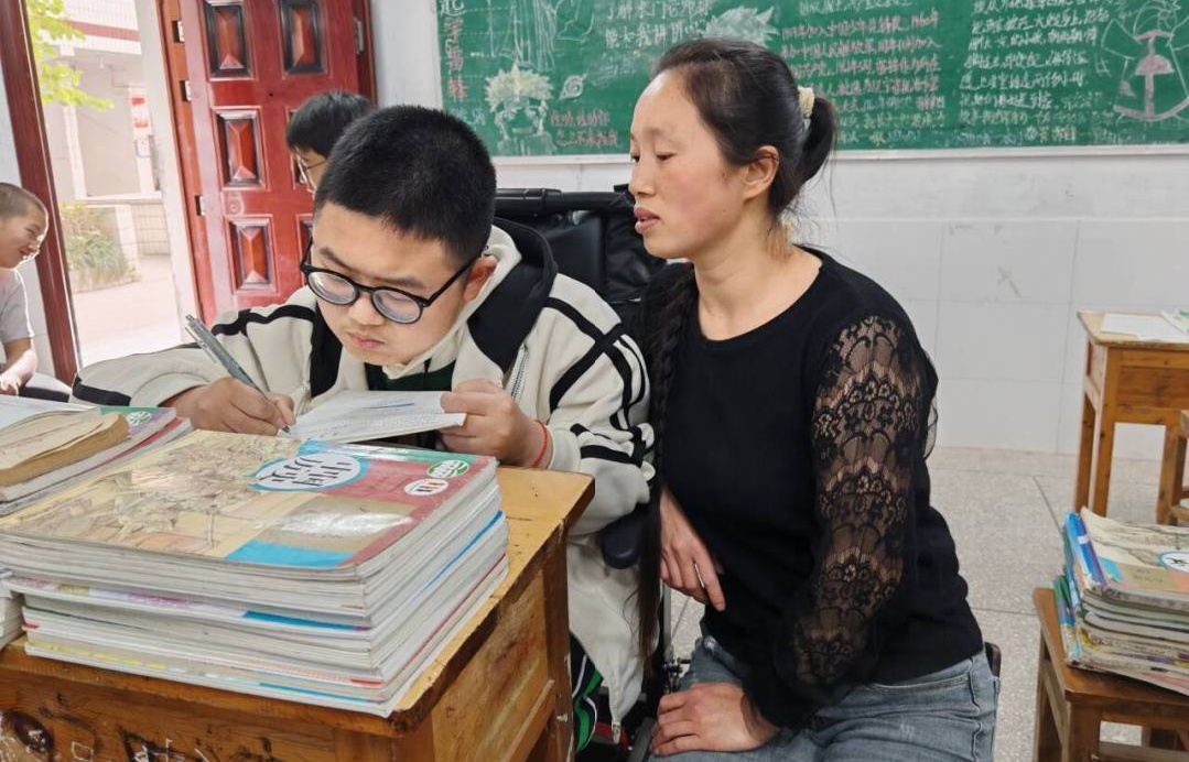 “决不放弃”！两个儿子得罕见病，90后重庆妈妈“死磕”到底！