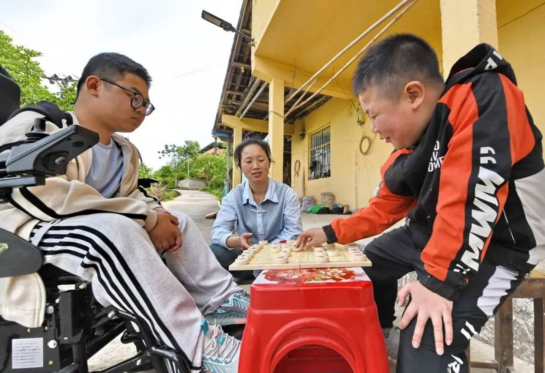 “决不放弃”！两个儿子得罕见病，90后重庆妈妈“死磕”到底！